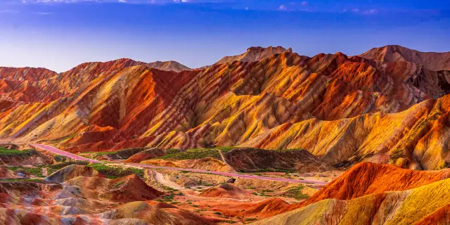 Hồ Chaka phản chiếu bầu trời xanh ngắt