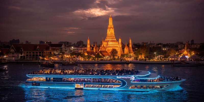Wat Arun nhìn từ sông Chao Phraya với thuyền phà