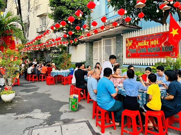 Người dân miền Tây cùng nhau dựng rạp cưới