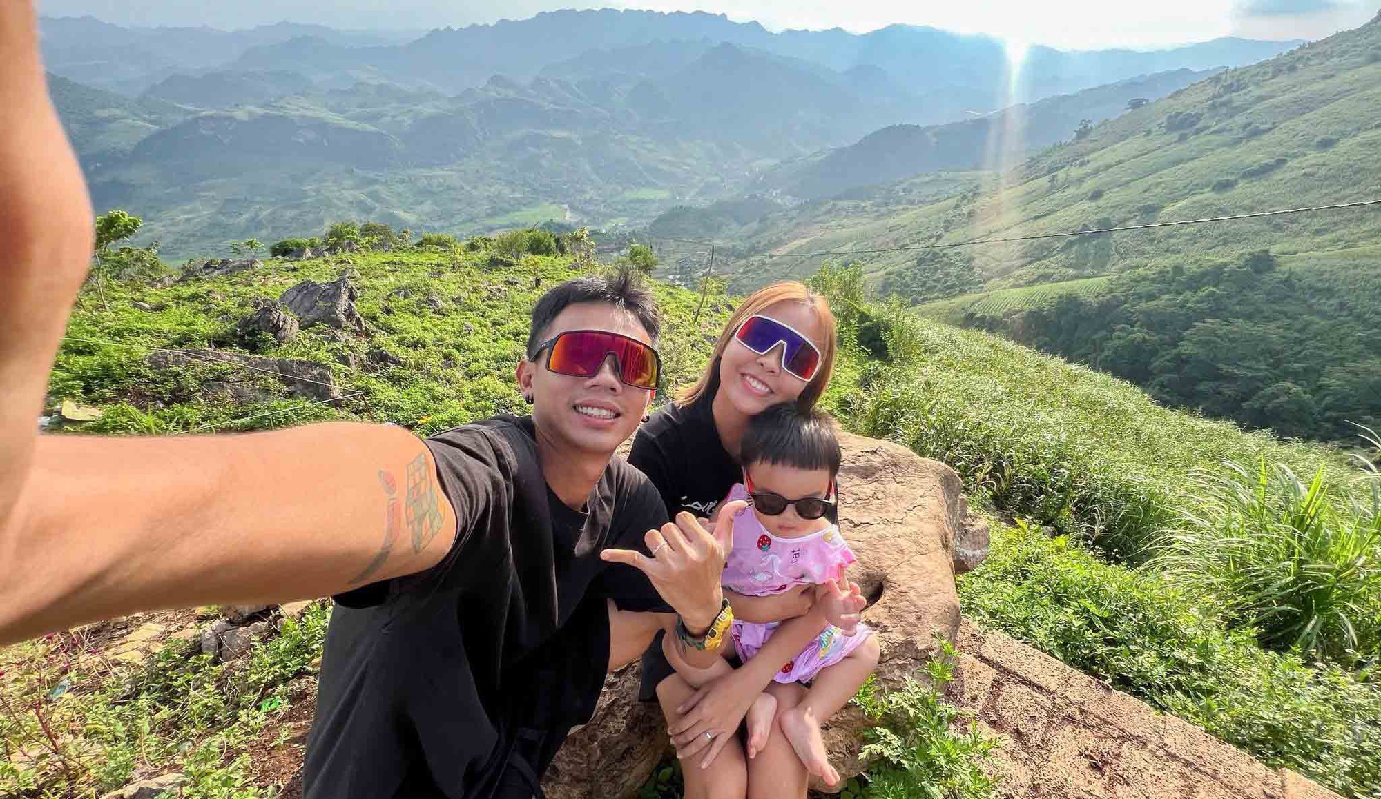 Gia đình chụp ảnh lưu niệm