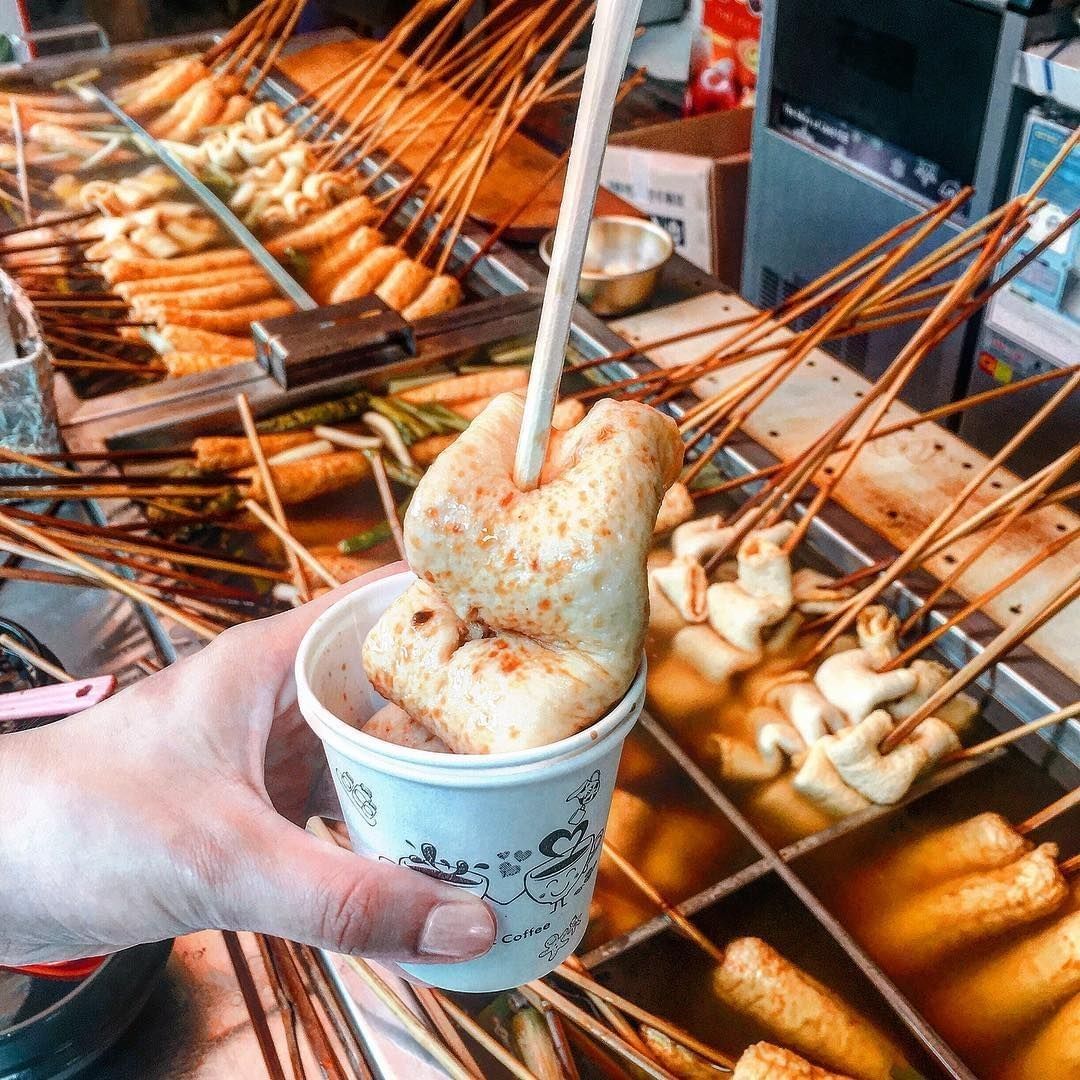 Món Dwaeji Gukbap nóng hổi và đậm đà