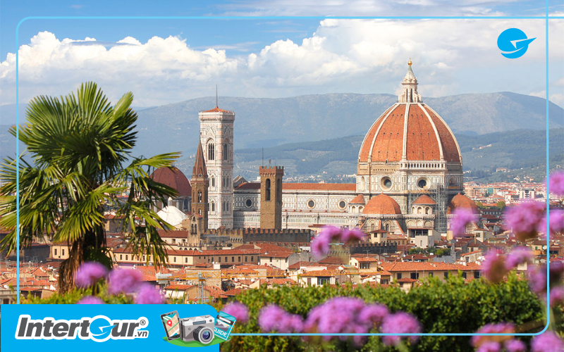 Cảnh quan nông thôn ở Ý vào mùa xuân với những cánh đồng xanh mướt và những ngôi nhà đá cổ