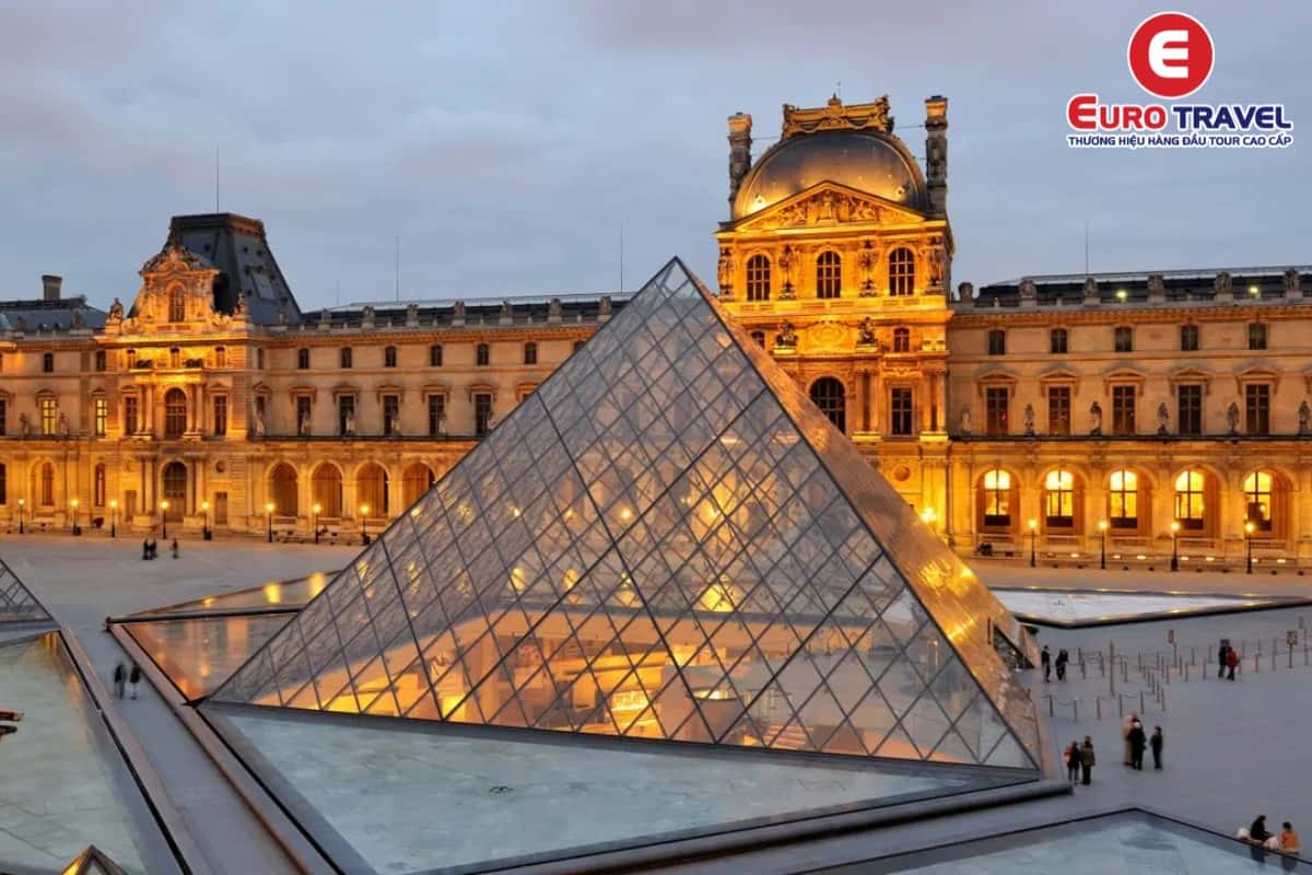 Bên trong Bảo tàng Louvre với kiến trúc và tác phẩm nghệ thuật cổ điển