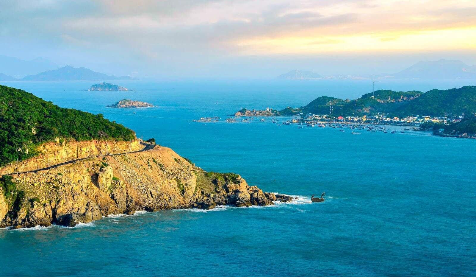 Bãi biển Ninh Chữ với bãi cát trắng và làn nước xanh biếc