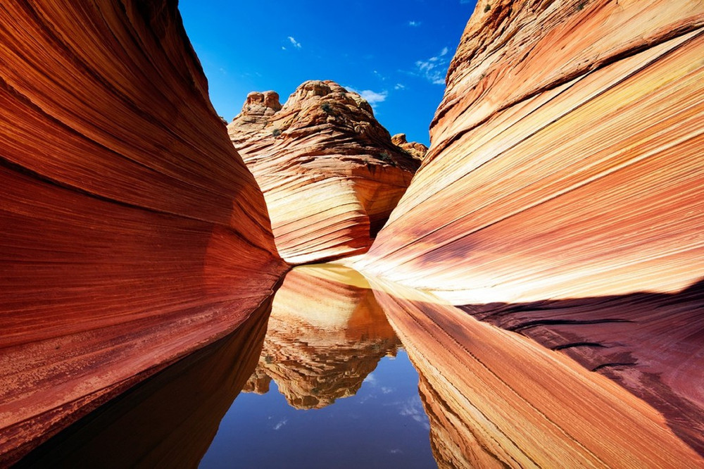 Một du khách chiêm ngưỡng vân đá kỳ diệu trong hẻm núi Yucha