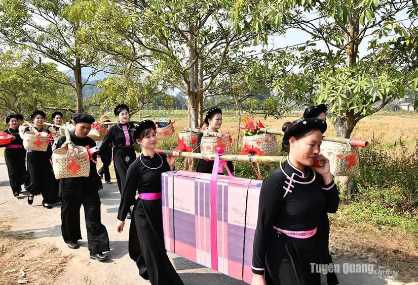 Du khách trẻ nhìn về phía xa, biểu tượng cho những khám phá mới