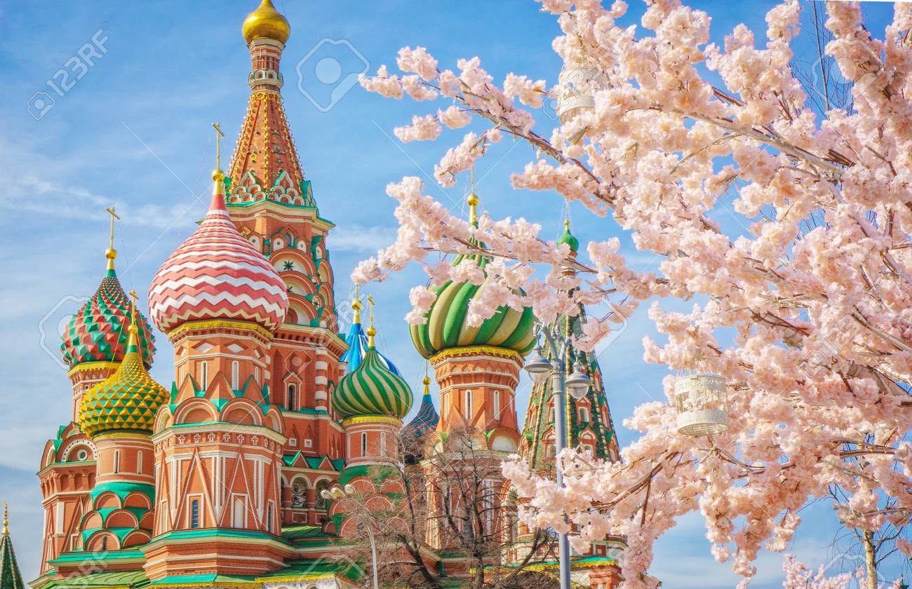 Quảng trường Đỏ Moscow vào mùa hè với hoa nở