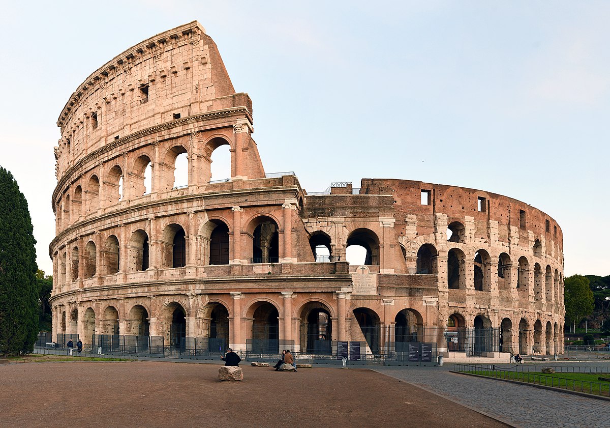Đấu trường La Mã Colosseum sừng sững dưới nắng