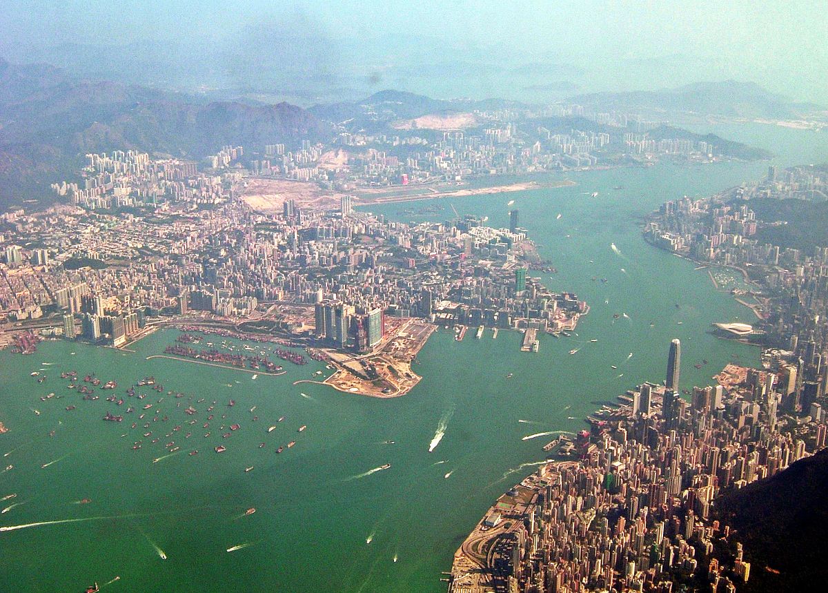 Góc nhìn độc đáo về sự đối lập giữa những tòa nhà cao tầng hiện đại và các khu dân cư cũ ở Hong Kong