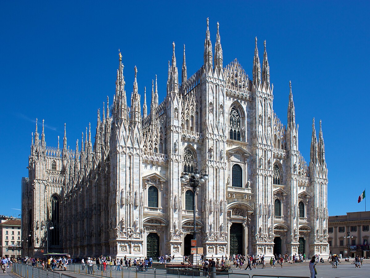 Duomo di Milano nhìn từ quảng trường