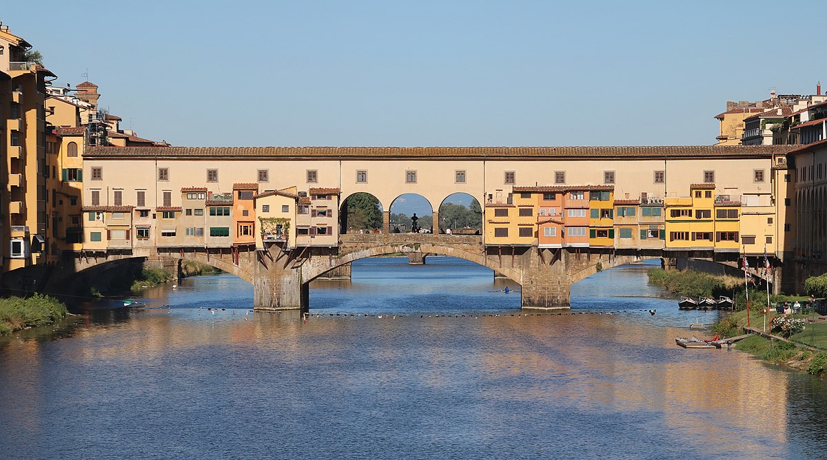 Ponte Vecchio cổ kính bắc qua sông Arno