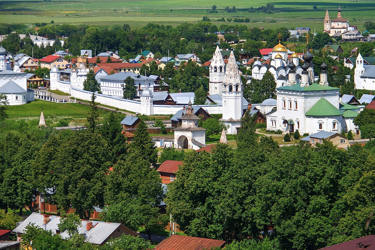 Toàn cảnh Suzdal cổ kính với những nhà thờ và mái vòm đặc trưng