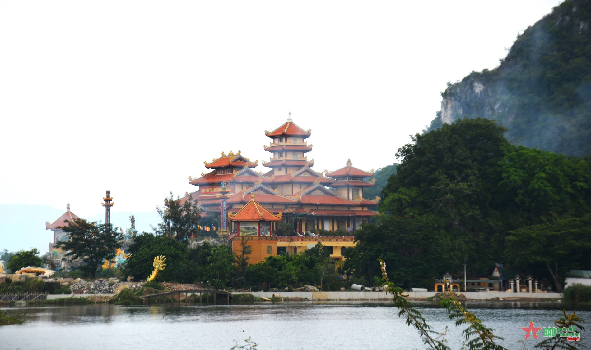 Toàn cảnh Chùa Ông Núi với tượng Phật lớn trên đỉnh đồi