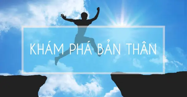 Cô gái nhìn về phía trước, khám phá