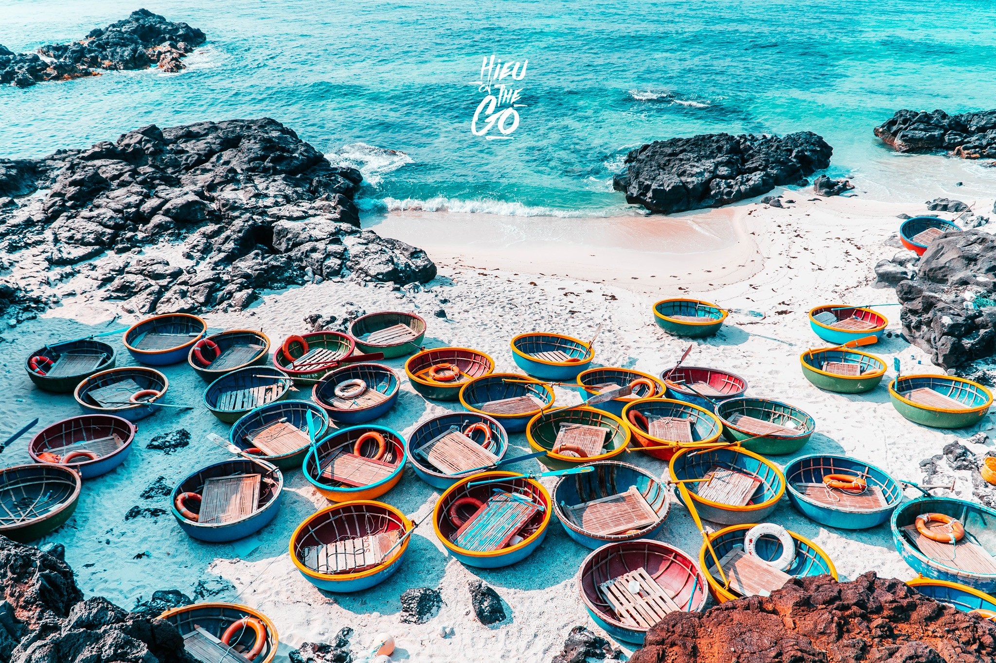 Làng chài nổi trên Vịnh Lan Hạ trong sương sớm