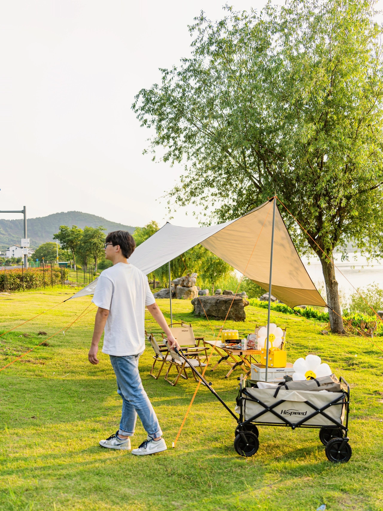 Hai cô gái chụp ảnh cho nhau