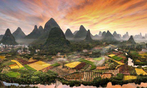 Khung cảnh sông Li Giang với những ngọn núi đá vôi