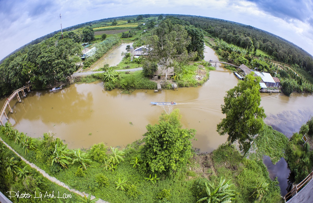 Thuyền trên kênh rạch tại khu du lịch sinh thái Lung Ngọc Hoàng