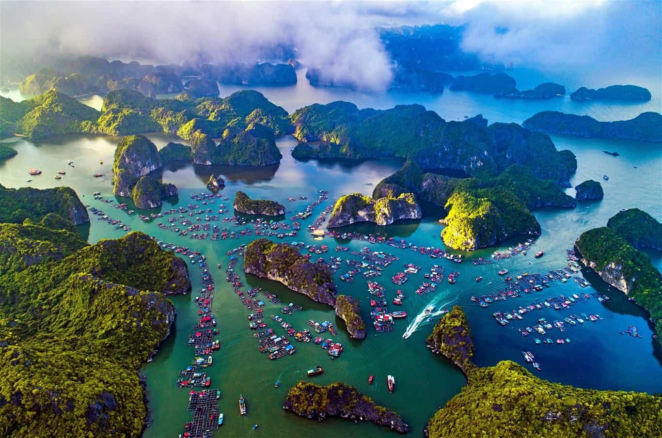 Khung cảnh thơ mộng của Vịnh Lan Hạ