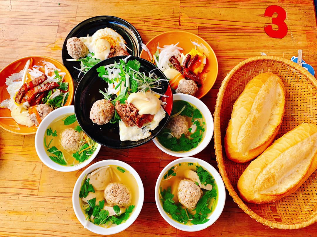 Chén bánh mì xíu mại nóng hổi