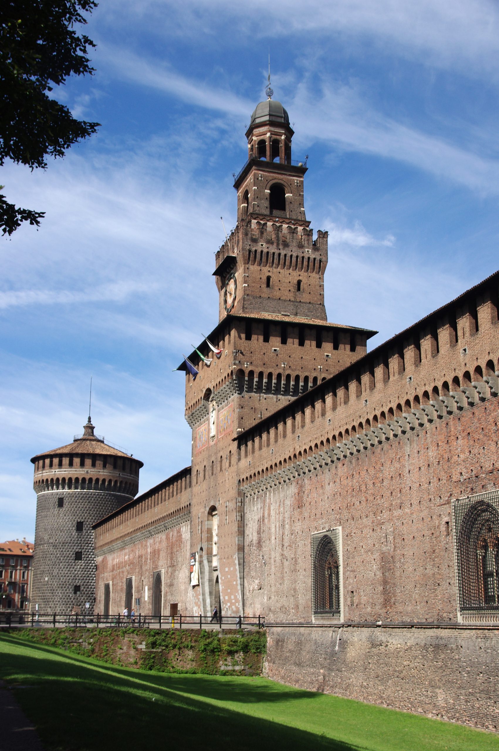 Toàn cảnh Castello Sforzesco uy nghi