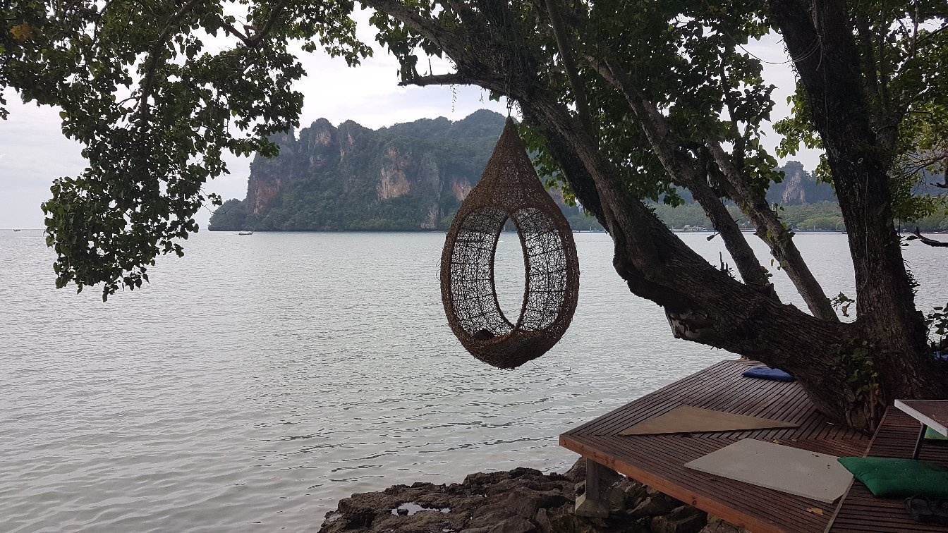 Không gian thư giãn tại Tew Lay Bar với tầm nhìn biển