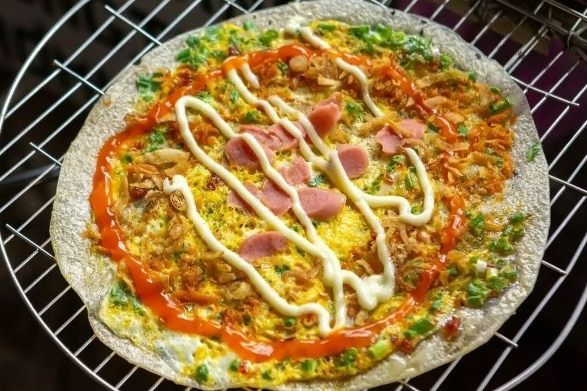 Chiếc bánh tráng nướng vàng ươm, giòn rụm với nhiều loại nhân hấp dẫn