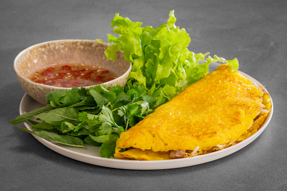 Chiếc bánh xèo vàng óng, giòn rụm với rau sống và nước chấm