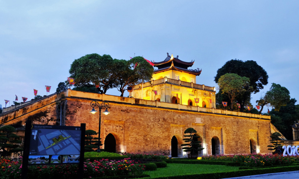 Du khách và người dân thư giãn trên Bậc thang Spanish Steps