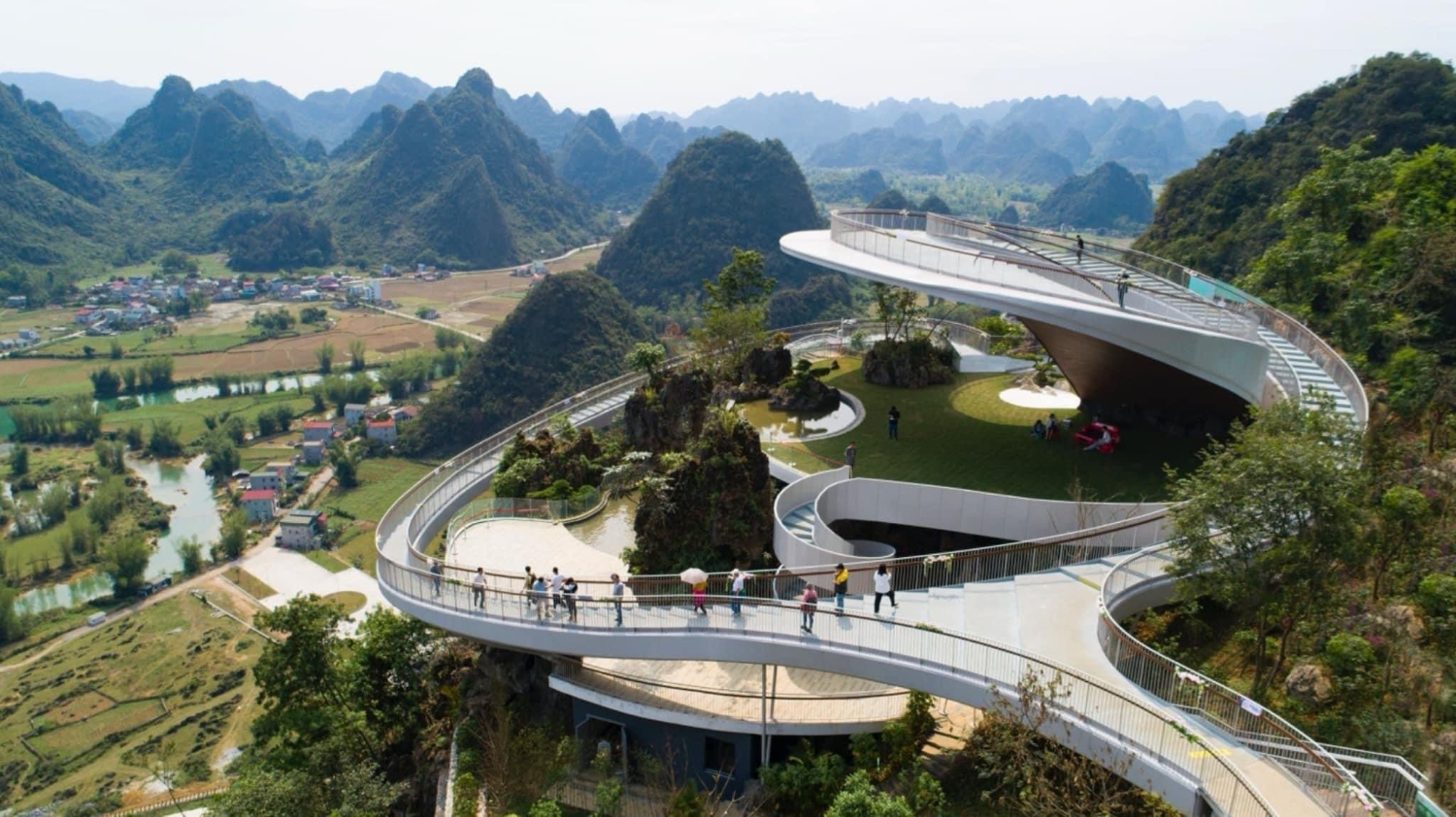 Chợ biên giới tấp nập