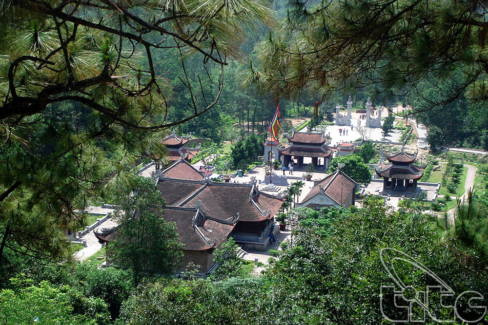 Lối vào một ngôi chùa cổ kính trong quần thể Côn Sơn