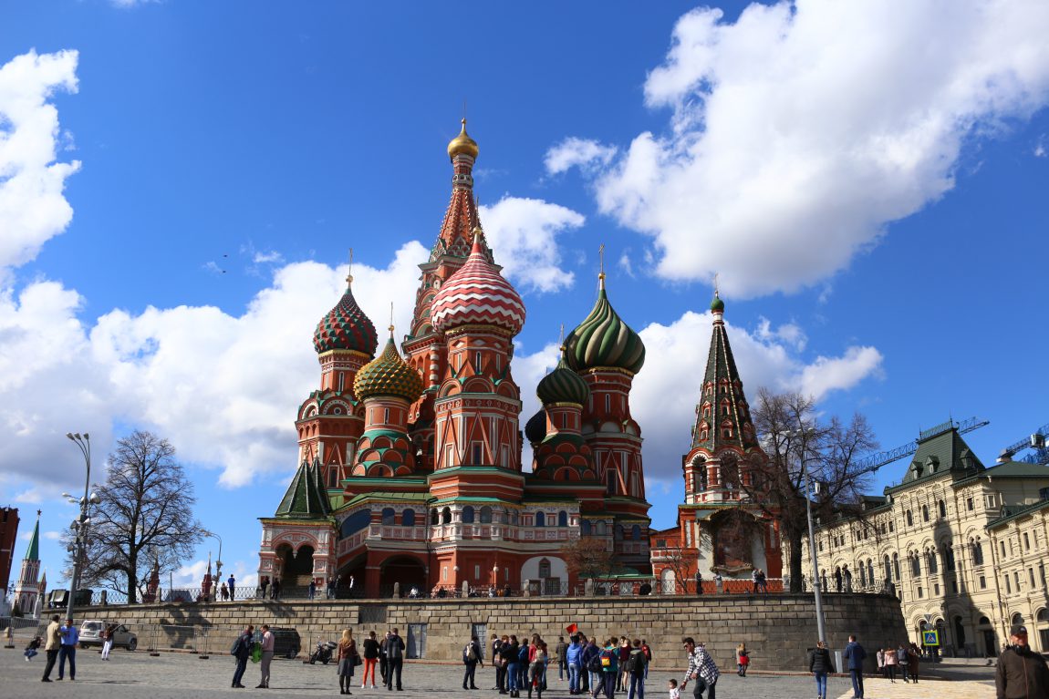 Một du khách chụp ảnh tại một địa điểm du lịch ở Nga