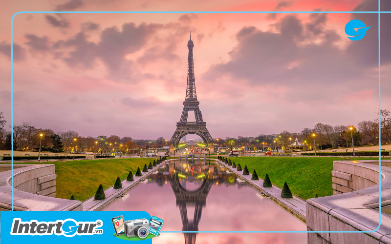 Thị trấn nhỏ xinh đẹp bên bờ sông với những ngôi nhà màu sắc