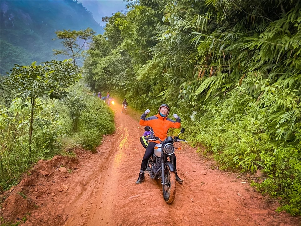 Khu cắm trại lung linh ánh đèn trang trí vào buổi tối.