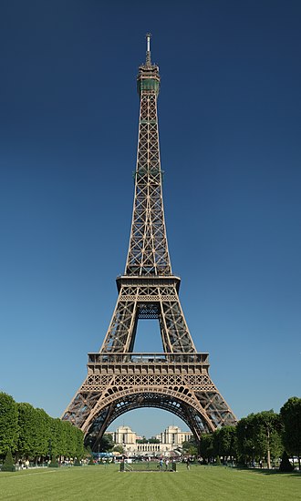 Tháp Eiffel tráng lệ nhìn từ xa