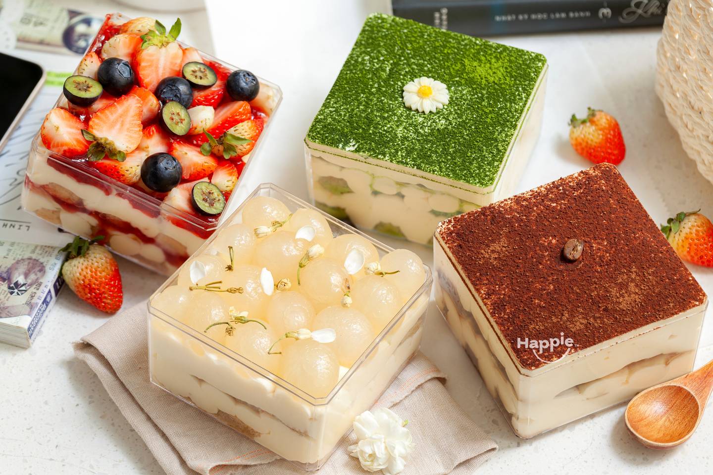 Cận cảnh bánh Tiramisu với trái cây