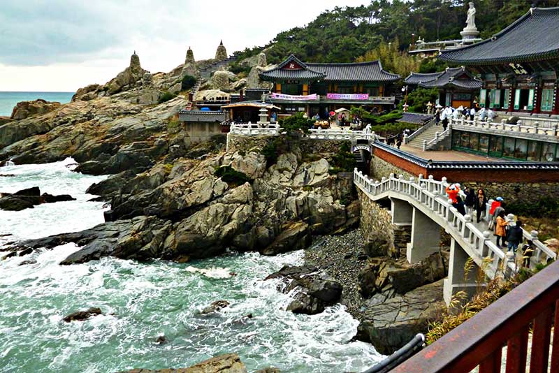 Kiến trúc mái ngói cổ kính và hoa văn tinh xảo của Hội trường chính Daeungjeon