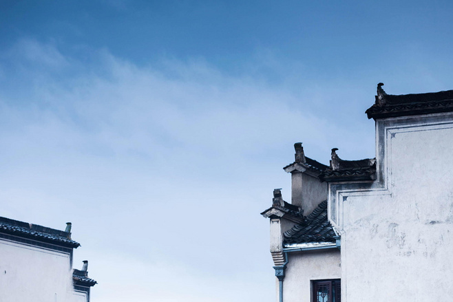 Bến sông yên bình ở làng Likeng với thuyền bè và những ngôi nhà cổ soi bóng nước