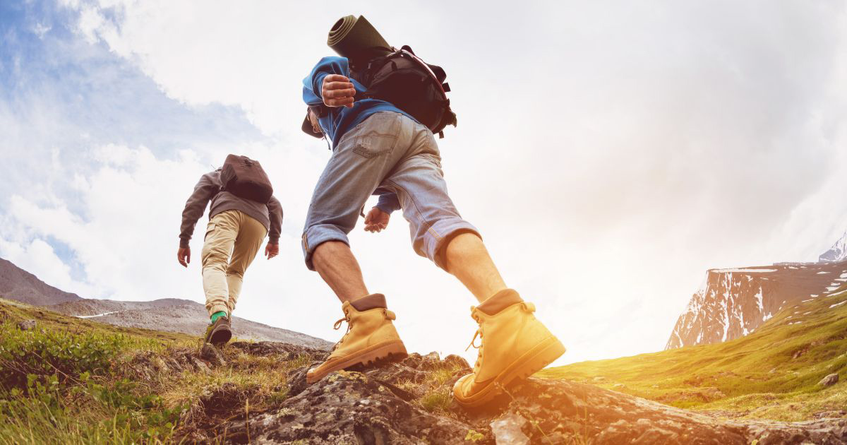 Cô gái đứng trên đỉnh núi ngắm cảnh bình minh