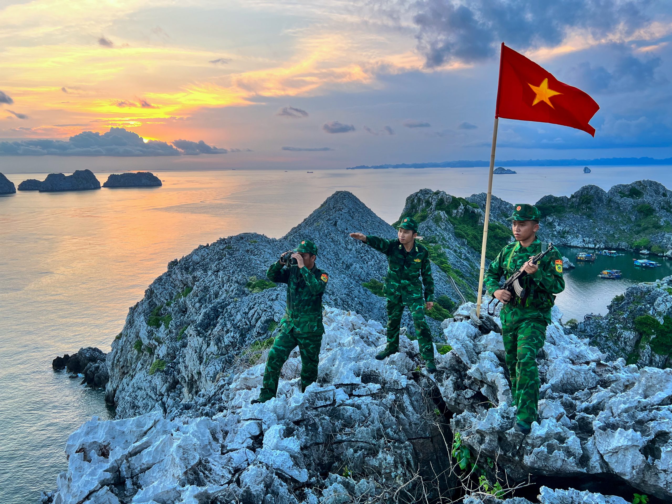 Du khách chèo thuyền Kayak trong hang động hoặc hốc đá trên Vịnh Lan Hạ