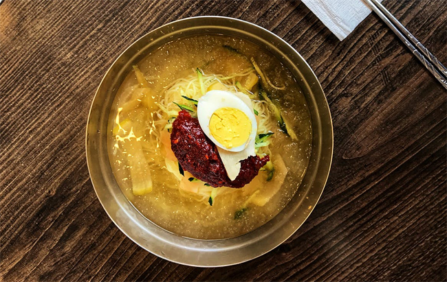 Bàn ăn đầy ắp món ngon Busan