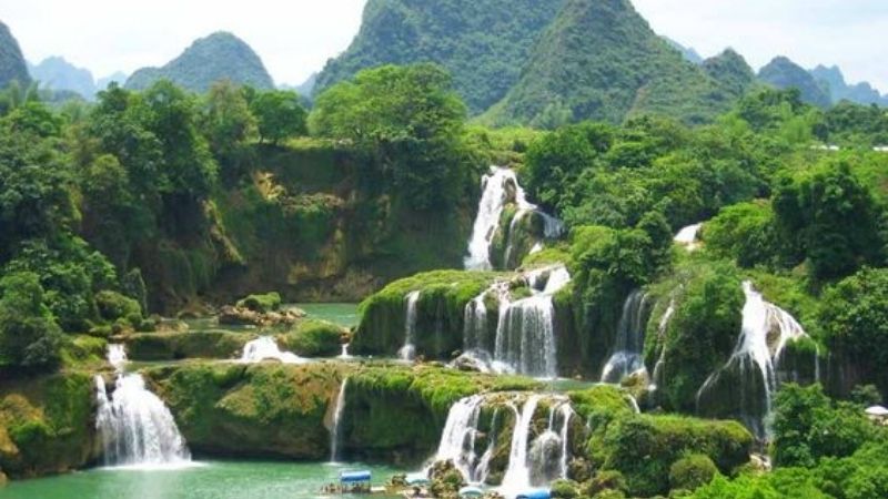 Người phụ nữ thư thái ngồi cạnh dòng suối mát lạnh