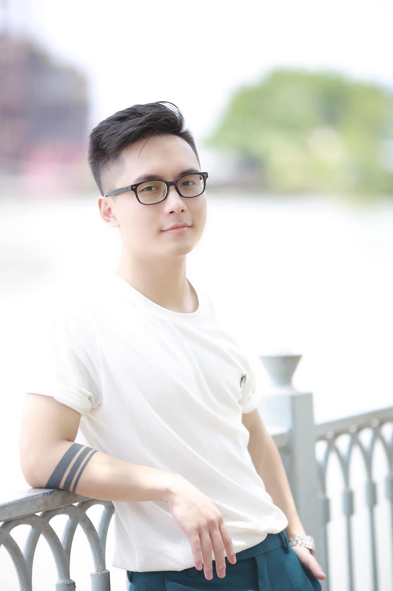 Một người lữ khách đang ngắm nhìn cảnh đẹp hùng vĩ