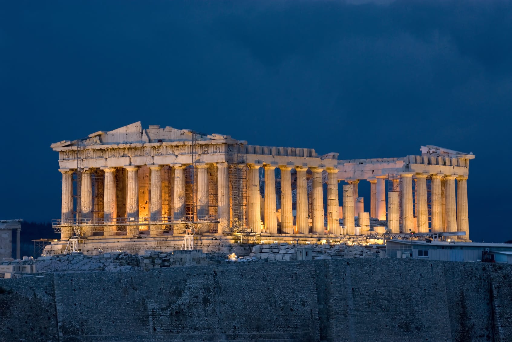 Acropolis nhìn từ xa với thành phố Athens trải dài bên dưới