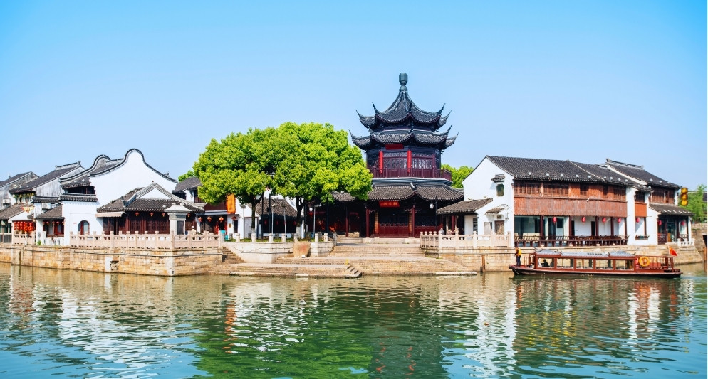 Hồ nước và cầu đá trong khu vườn cổ điển Tô Châu