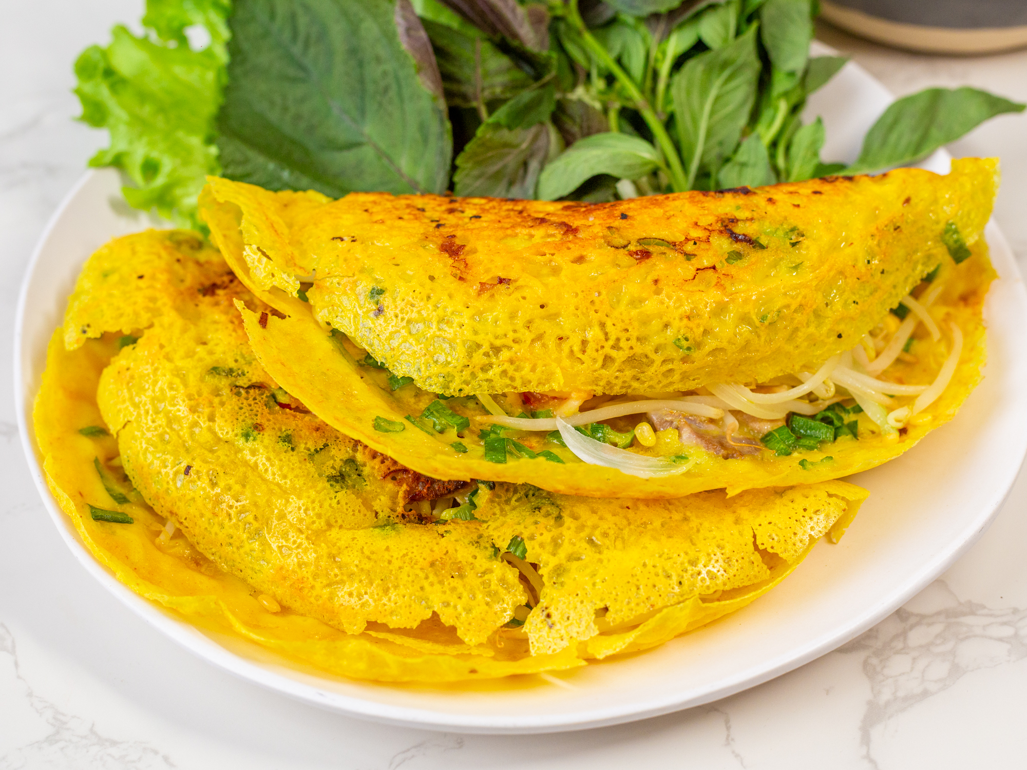 Bánh xèo được bày trí đẹp mắt cùng rau sống và nước mắm chua ngọt