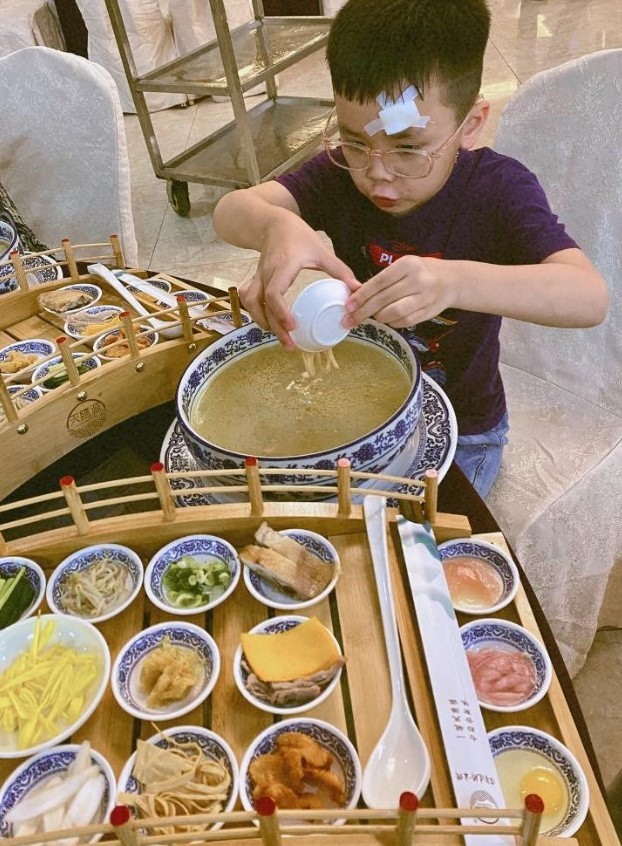 Tô Bún Qua Cầu nghi ngút khói