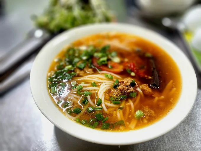 Tô bún riêu O Lan hấp dẫn với màu đỏ cam đặc trưng