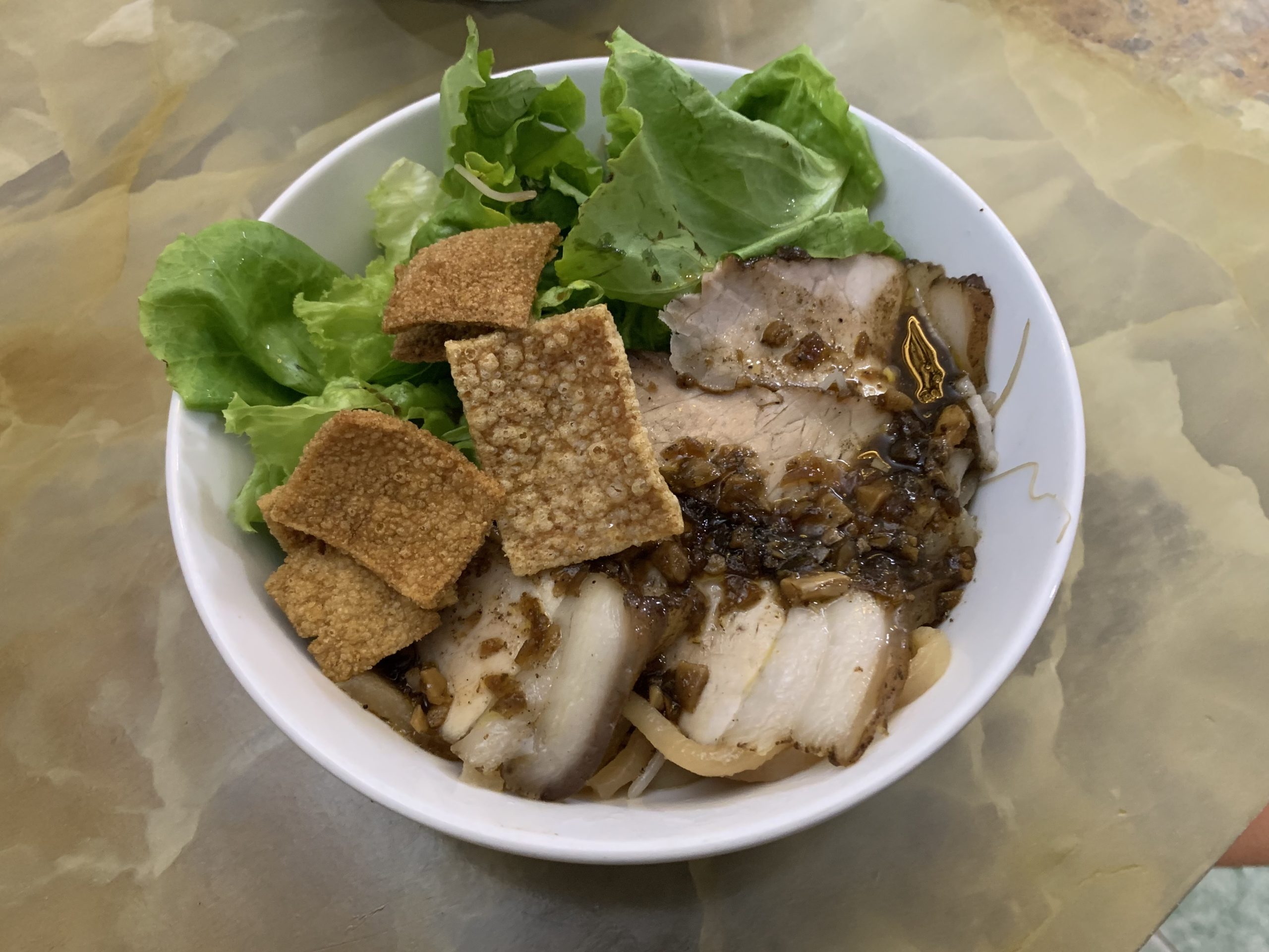 Tô Cao lầu Hội An với sợi mì, thịt xá xíu, rau sống và nước sốt