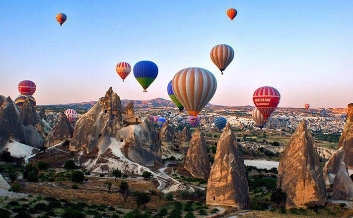 Khinh khí cầu bay trên bầu trời Cappadocia